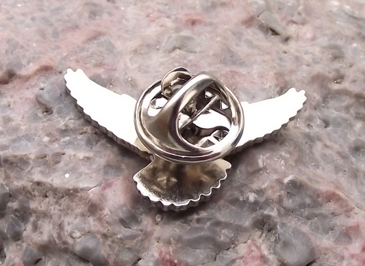 Flying Kestrel America Europe Bird of Prey Brooch Raptor Falcon Pin Badge - Badgecrazy