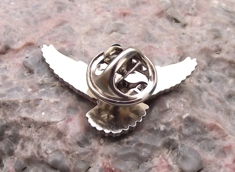 Flying Kestrel America Europe Bird of Prey Brooch Raptor Falcon Pin Badge - Badgecrazy