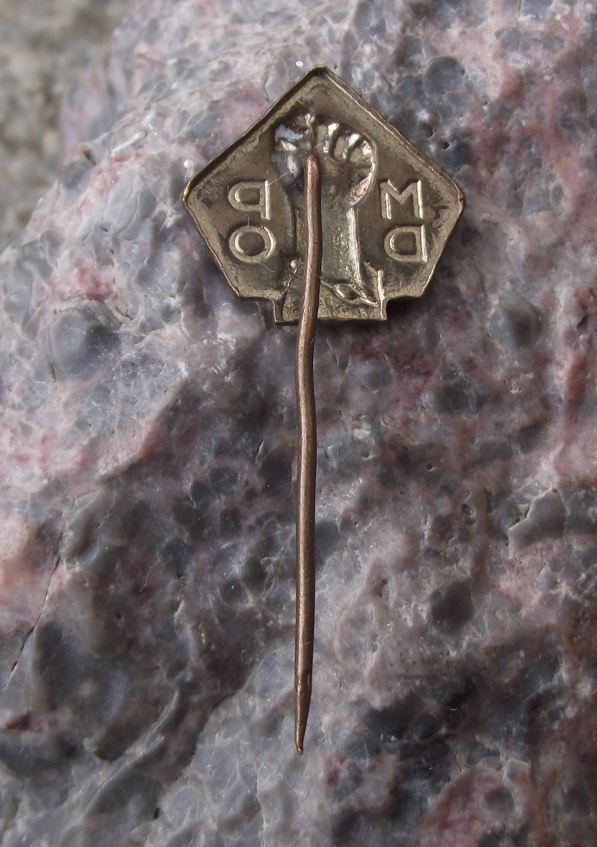Vintage Holocaust Remembrance Day MDPO Human Hand Chained Prisoner Pin Badge