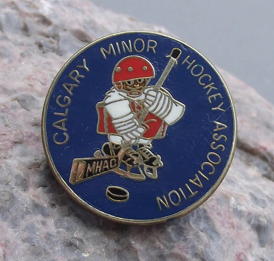 Vintage Calgary Ice Minor Hockey Association Beaver Canada Members Pin Badge