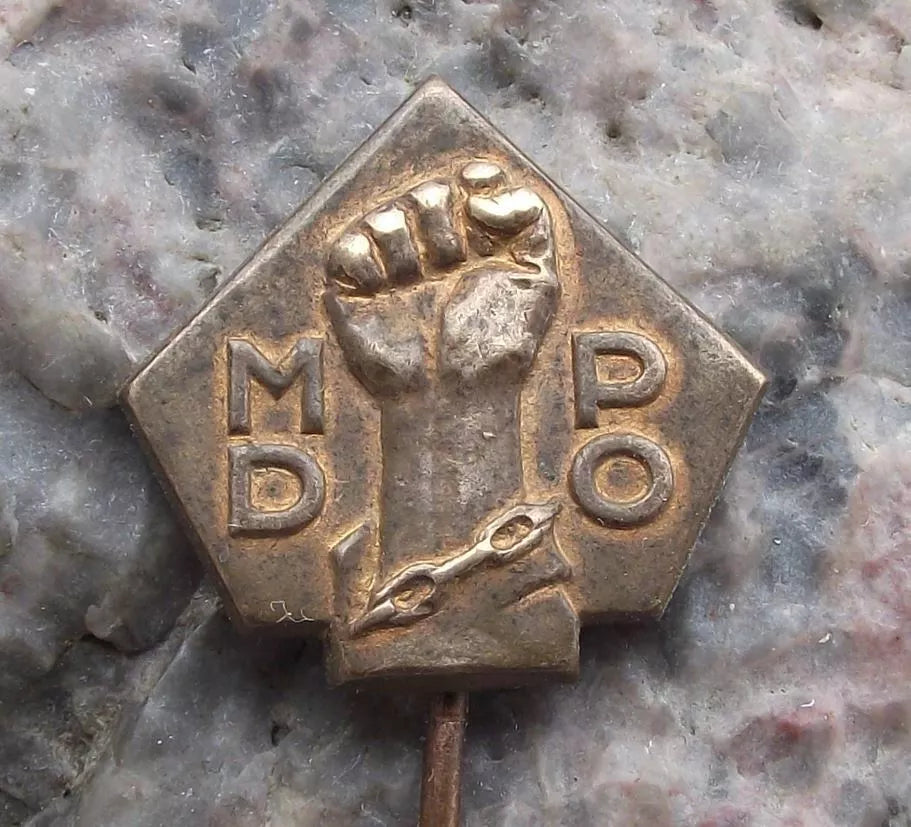 Vintage Holocaust Remembrance Day MDPO Human Hand Chained Prisoner Pin Badge