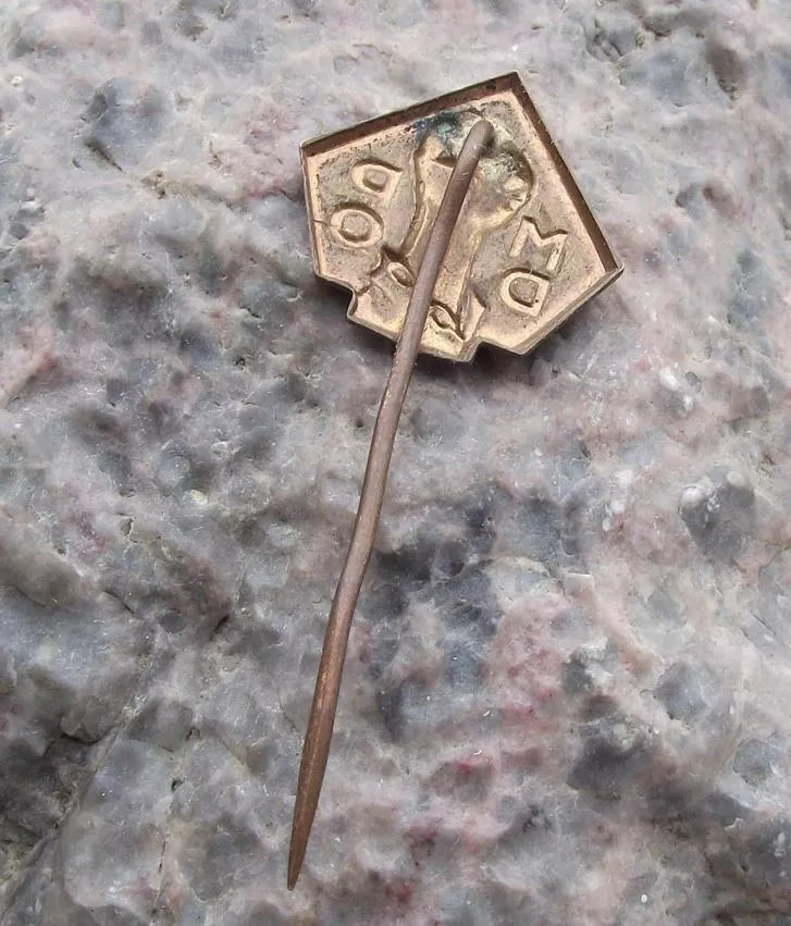 Vintage Holocaust Remembrance Day MDPO Human Hand Chained Prisoner Pin Badge