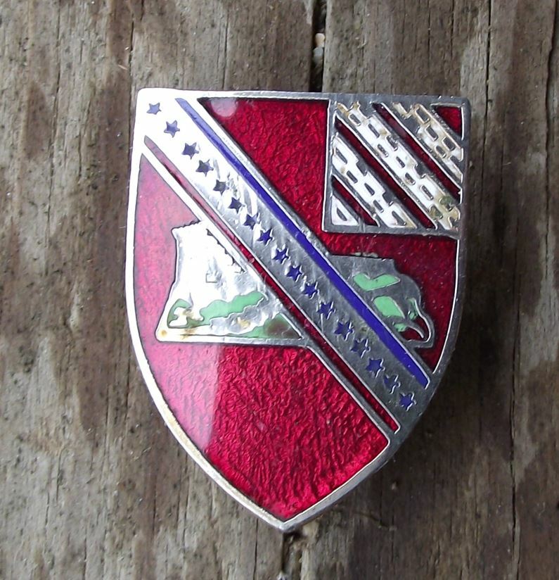 Vintage US Army 17th Field Artillery Regiment Unit Crest Fortress Pin Badge - Badgecrazy