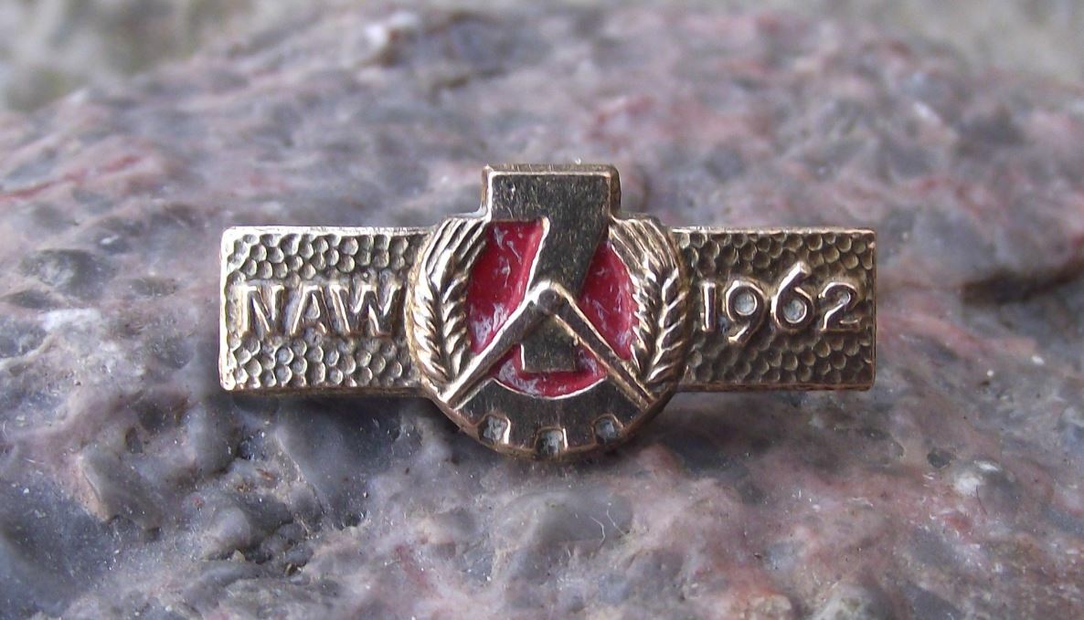 1962 NAW Nationale Aufbauwerk DDR German National Front Compass Hammer Pin Badge - Badgecrazy