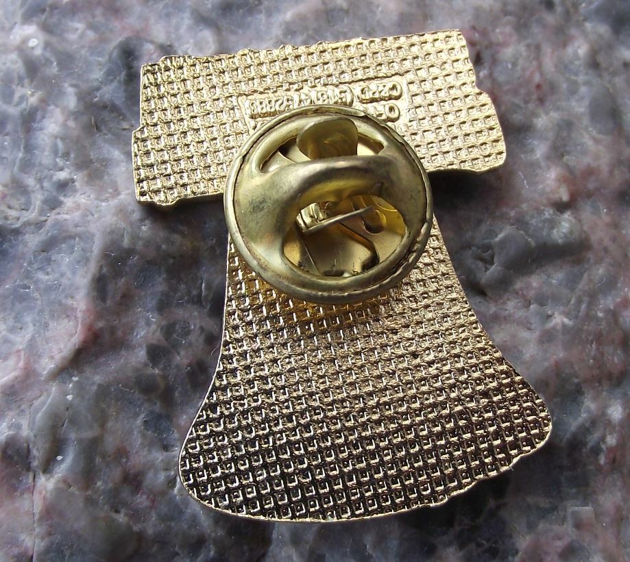 1985 Liberty Bowl Festival Memphis Tennessee College American Football Pin Badge - Badgecrazy