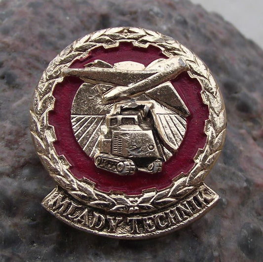 Young Technician Czechoslovakia Youth Pioneer Technical Award Pin Badge Red