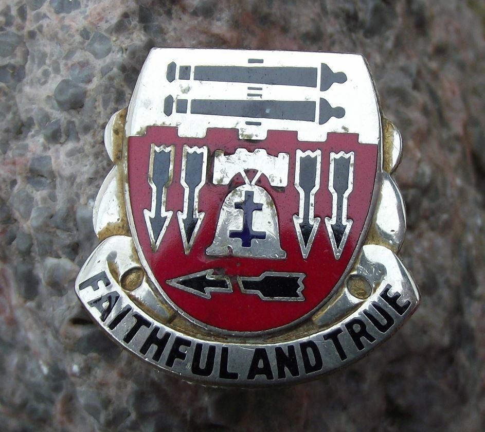 Vintage US Army 5th Field Artillery DUI Faithful and True Clutchback Pin Badge - Badgecrazy