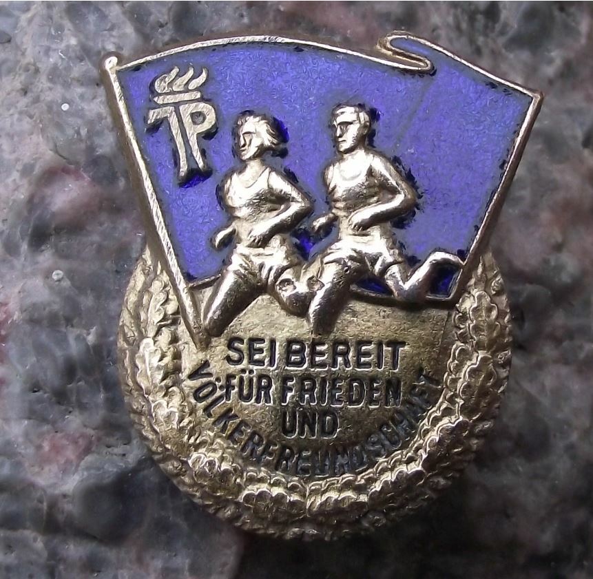 Vintage East Germany Pioneer Youth Peace & Friendship Running DDR Flag Pin Badge - Badgecrazy