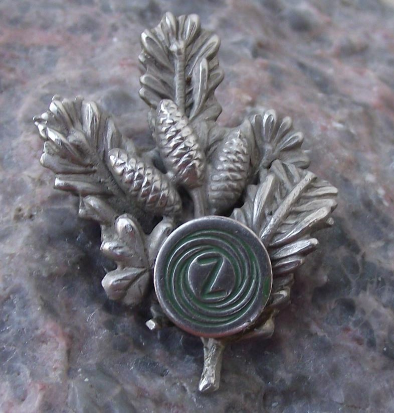 Vintage Ceska Zbrojovka Czech Guns CZ Weapons Hunters Motif Clasp Pin Badge - Badgecrazy