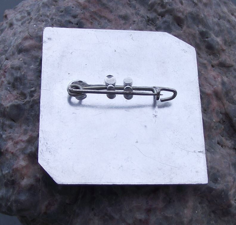 Vintage VEB Feinmechanik Optik East Germany DDR GDR Engineering Pin Badge - Badgecrazy