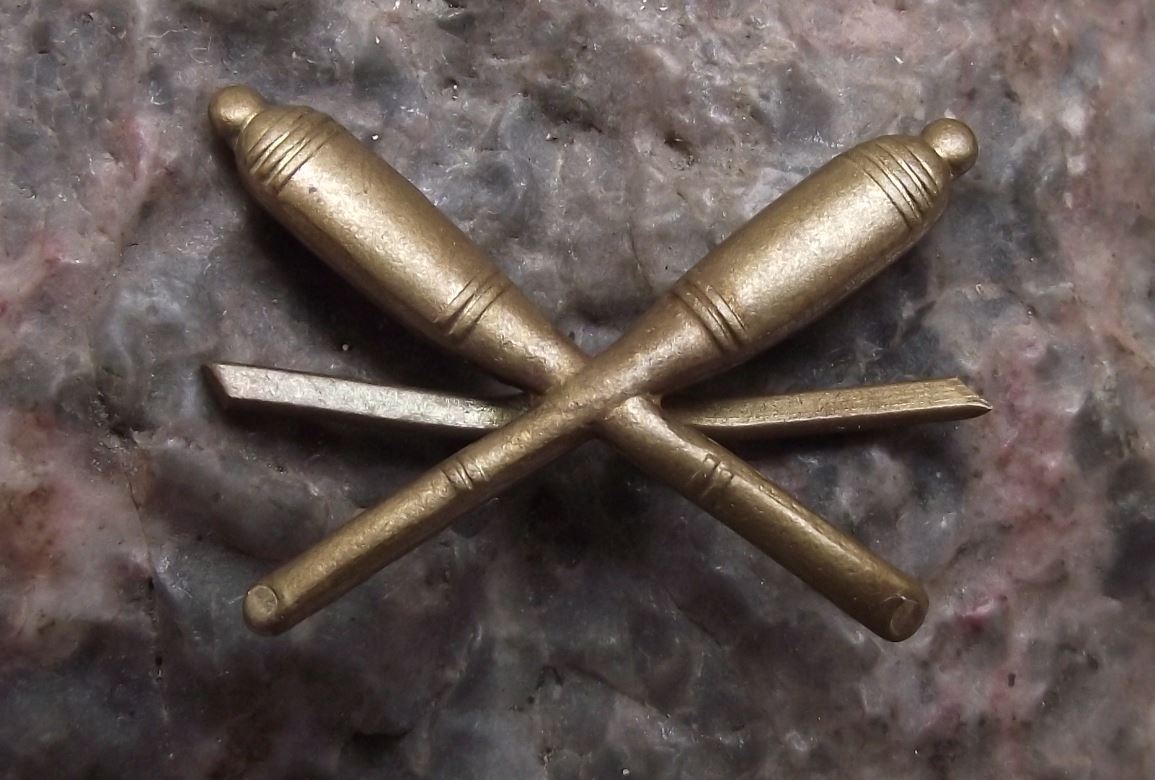 Czechoslovakia Army Uniform Badge Military Crossed Cannon Artillery Division Pin - Badgecrazy