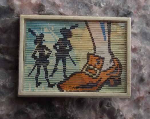 Jonathan Swift Gulliver Travels Lilliput 3D Flicker Wiggle Lenticular Pin Badge - Badgecrazy