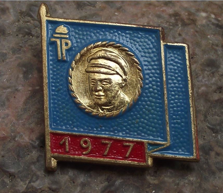1977 Ernst Thalmann Pioneer Organisation DDR East Germany Blue Flag Pin Badge - Badgecrazy