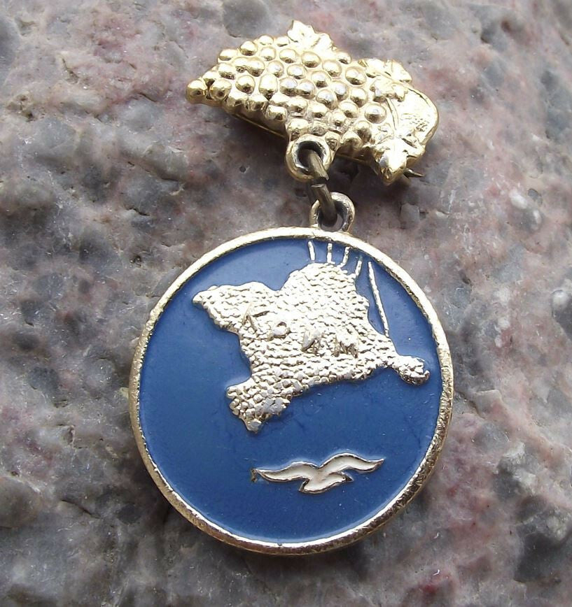 Vintage Crimea Ukraine Grapes Island Medal Style Travel Souvenier Pin Badge - Badgecrazy