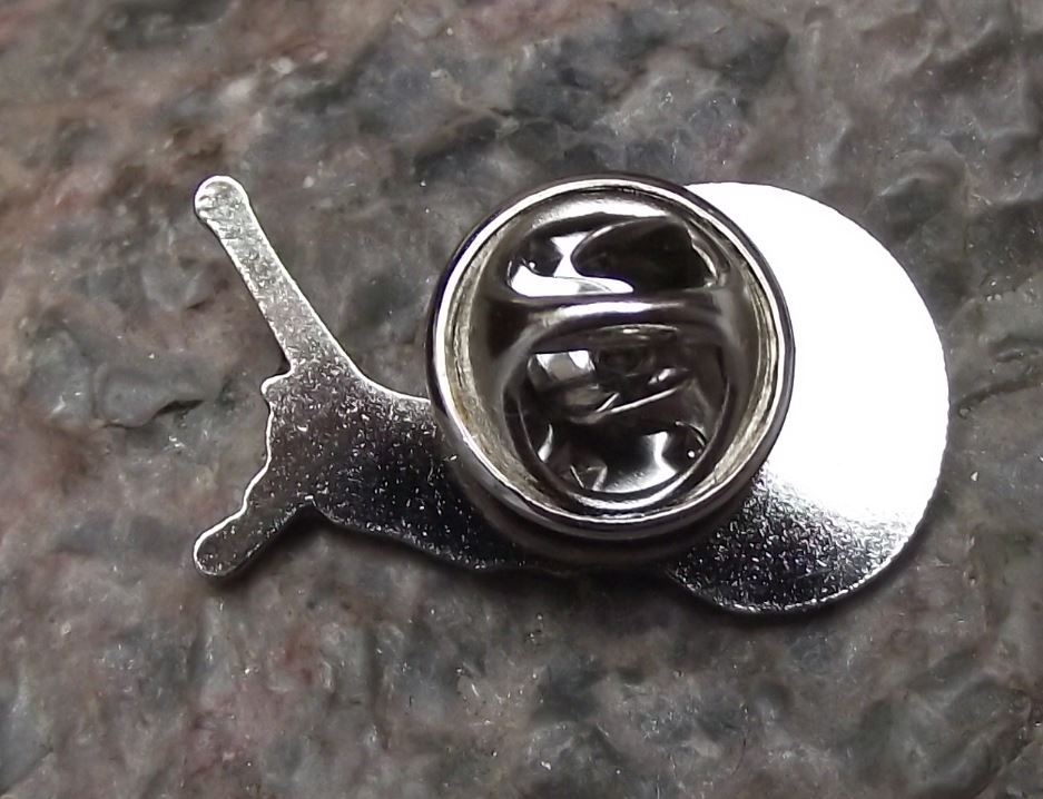 Pretty North American Banded Land Snail Mollusc with Shell Brooch Pin Badge - Badgecrazy