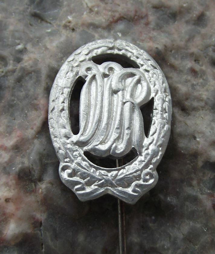 Antique DTSB East German DDR Central Sports Performance Silver Laurels Pin Badge - Badgecrazy