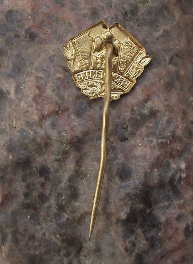 1959 National Miners Day Crossed Hammers Den Horniku Coal Mine Mining Pin Badge - Badgecrazy