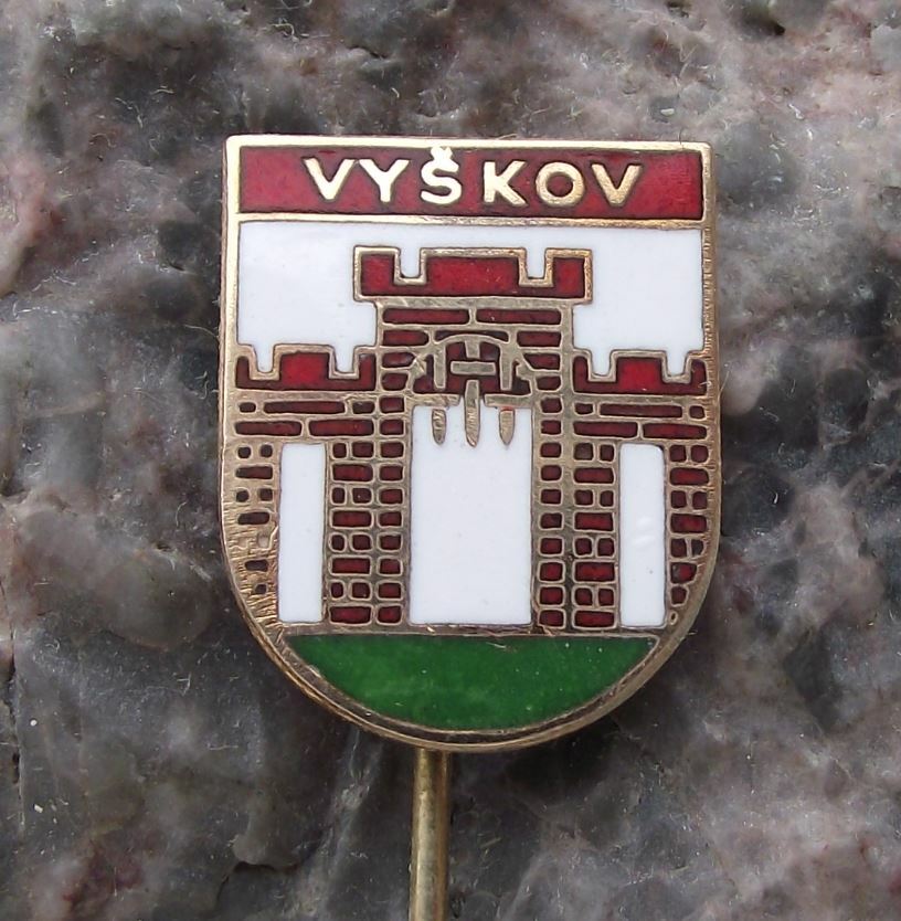 Vyskov Open Portcullis Gate Castle Walls Coat of Arms Heraldic Crest Pin Badge