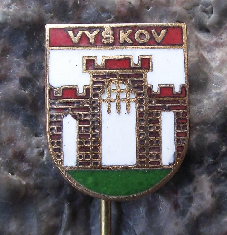 Vyskov Open Portcullis Gate Castle Walls Coat of Arms Heraldic Crest Pin Badge