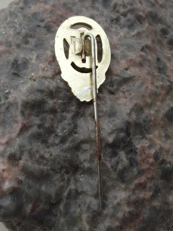Antique DTSB East German DDR Central Sports Award Grade 2 Slogan Stick Pin Badge - Badgecrazy