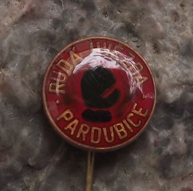 Czechoslovakia Police Boxing Club Red Star Ruda Hvezda Pardubice Glove Pin Badge - Badgecrazy