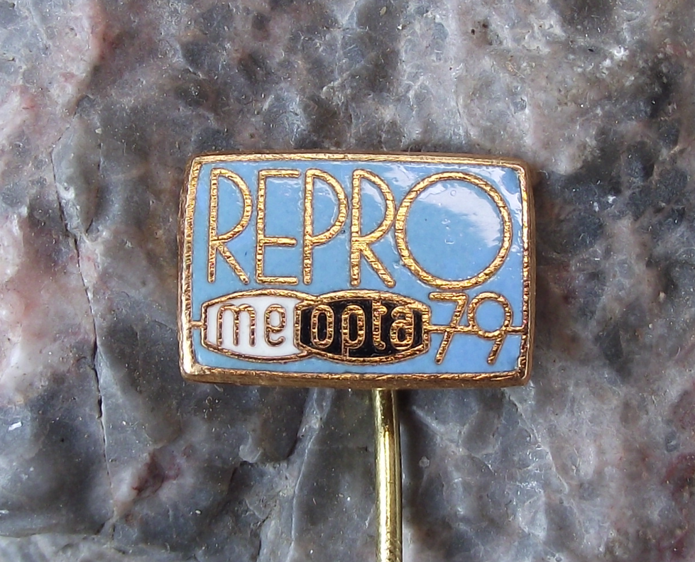 1979 Meopta Czech Stereo Camera Company Repro Show Exhibition Expo Pin Badge - Badgecrazy