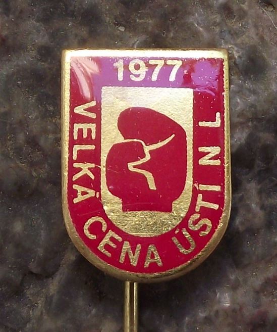 1977 Czechoslovakia Boxing Title Fight Usti nad Labem Boxer Glove Pin Badge - Badgecrazy