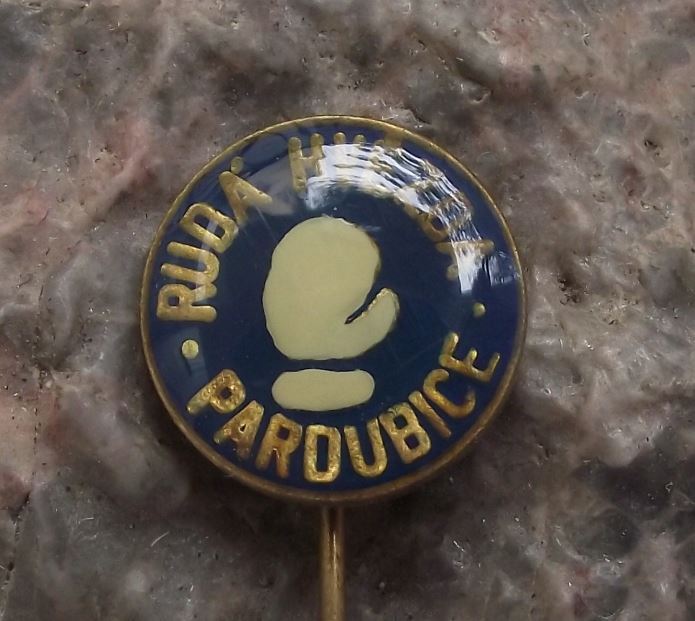 Czechoslovakia Police Boxing Club Red Star Ruda Hvezda Pardubice Glove Pin Badge - Badgecrazy