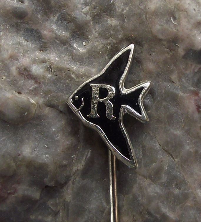 Antique Angelfish Pterophyllum Aquarium Tropical Fish Club Letter R Pin Badge - Badgecrazy