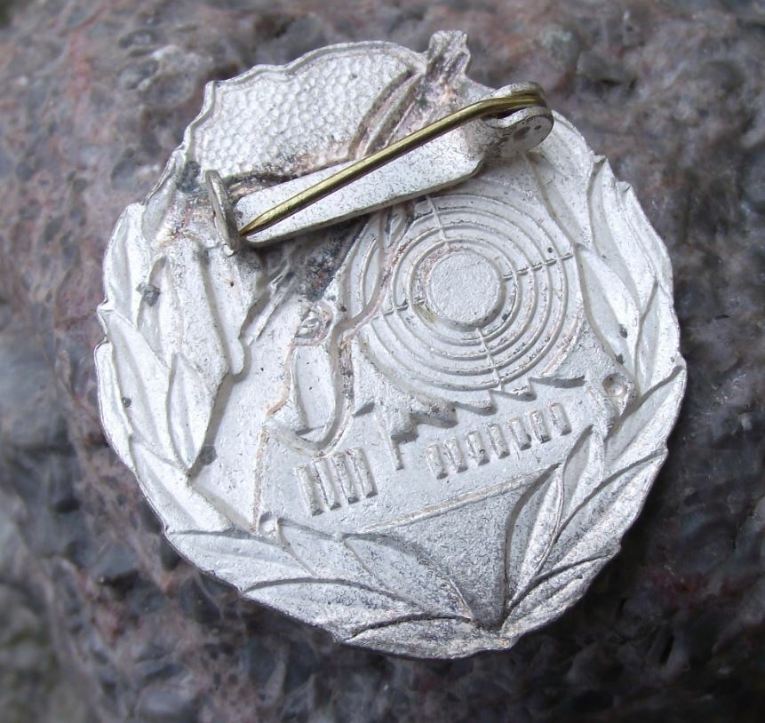Vintage East German Paramilitary Organisation KdA Gun Red Flag DDR Pin Badge - Badgecrazy