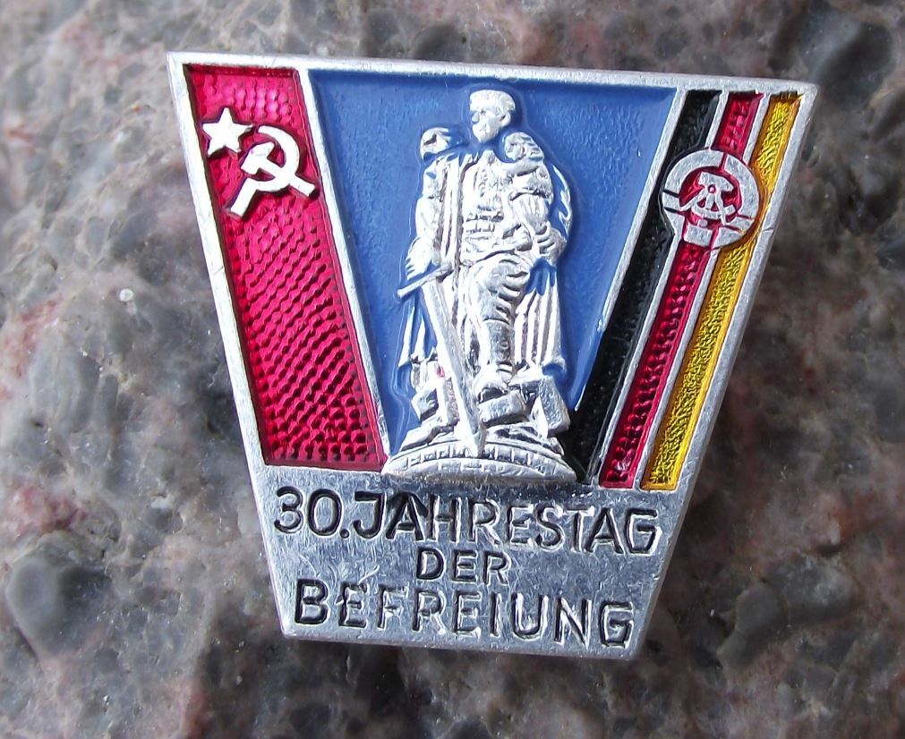 1975 East Germany 30th Anniversary Liberation World War 2 Soviet Flag Pin Badge - Badgecrazy