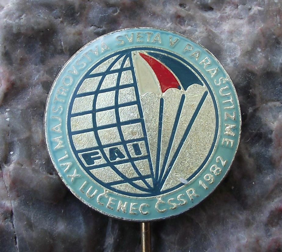 1982 Parachute 16th World Championships Czechoslovakia Skydiving Pin Badge - Badgecrazy