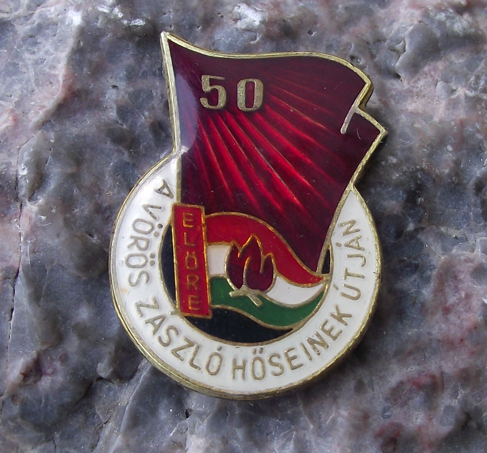 1972 Elore Forward Slogan Hungary Young Pioneer Red Flag Flying Pin Badge - Badgecrazy