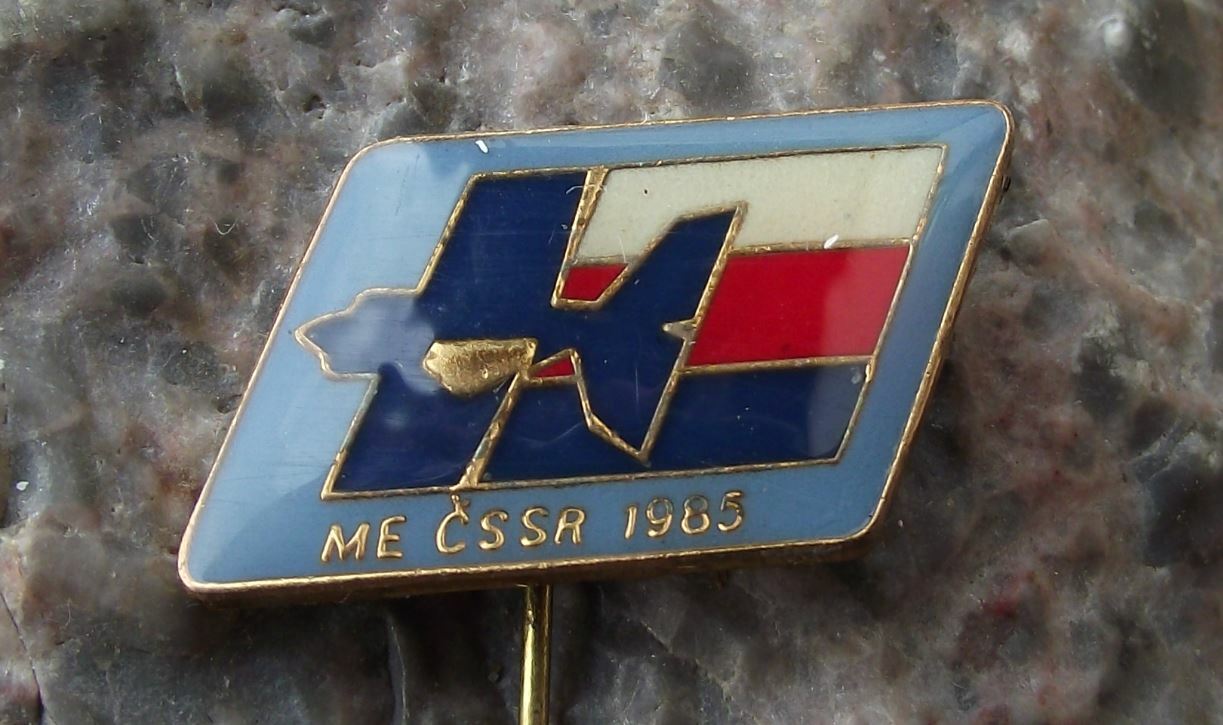 1985 FAI European Aerobatic Championships Czechoslovakia Stunt Plane Pin Badge - Badgecrazy