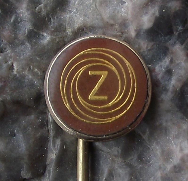 Antique CZ Weapons Pistols Rifles Gun Factory of Czechoslovakia Brown Pin Badge - Badgecrazy