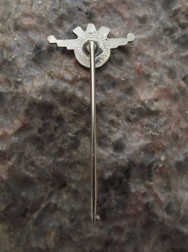1950's DAF Autos Winged Wheel Logo Dutch Truck & Car Maker Holland Pin Badge