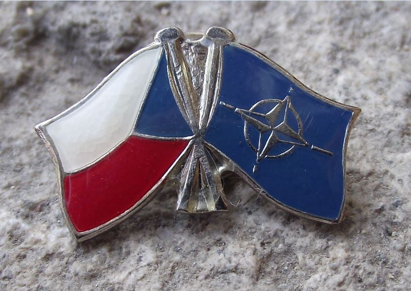 1997 Czech Republic Joins NATO Military Defense Crossed Flags Emblem Pin Badge - Badgecrazy