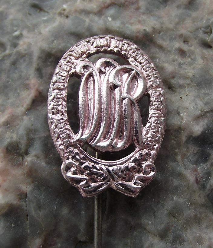 Antique DTSB East German DDR Central Sports Performance Mauve Slogan Pin Badge - Badgecrazy