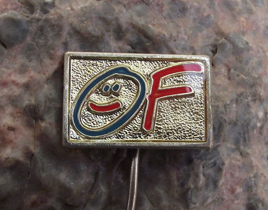 Czech Civil Forum OF Czechoslovak Democracy Vaclav Havel Smiling Face Pin Badge - Badgecrazy