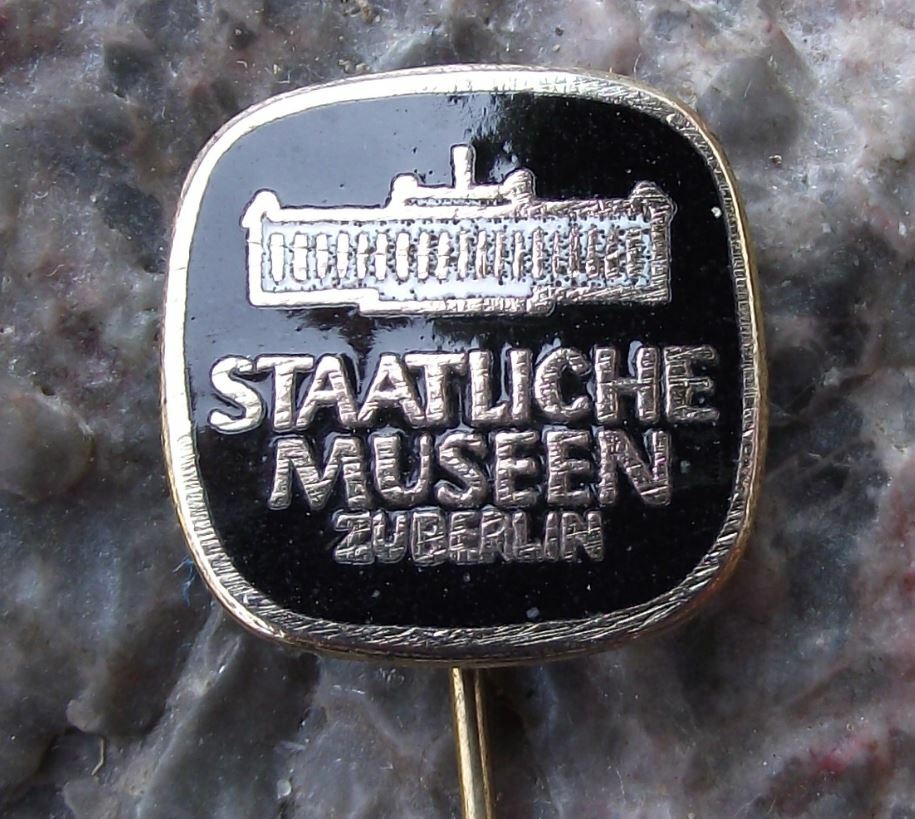 Antique Berlin State Museum Germany Staatliche Museen Souvenier Pin Badge - Badgecrazy