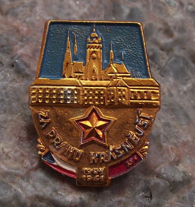 1961 Beautiful Prague 40th Anniversary St Vitus Cathedral Crest Shield Pin Badge - Badgecrazy