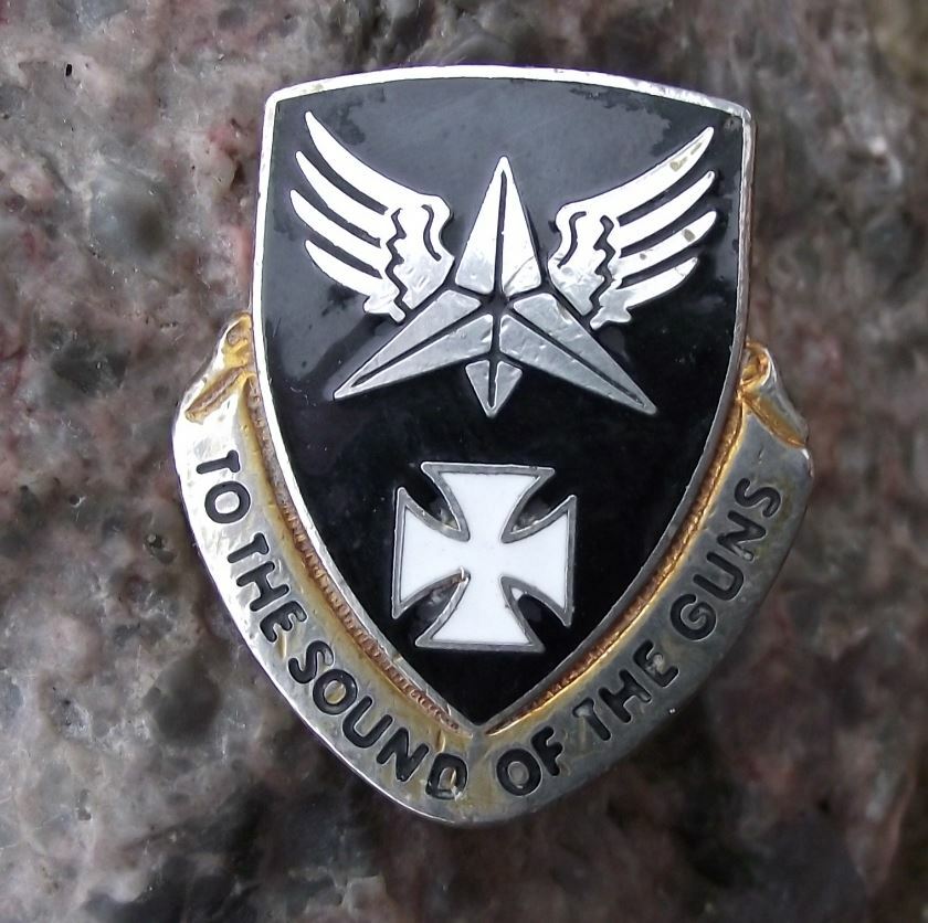 Vintage US Army 8th Aviation Batallion DUI Sound of Guns Clutchback Pin Badge - Badgecrazy