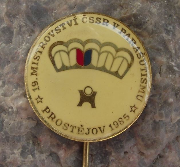 1985 Czechoslovakia 19th National Championships Parachuting Skydiving Pin Badge - Badgecrazy