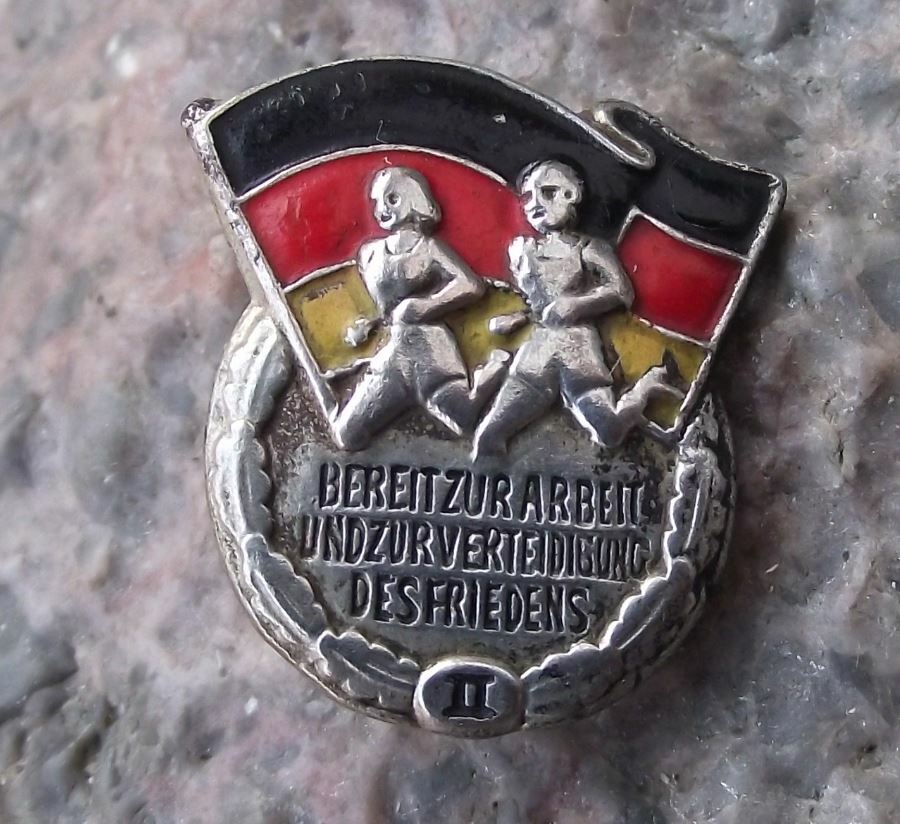 Vintage East German Youth Sports Organisation Germany Running DDR Pin Badge - Badgecrazy