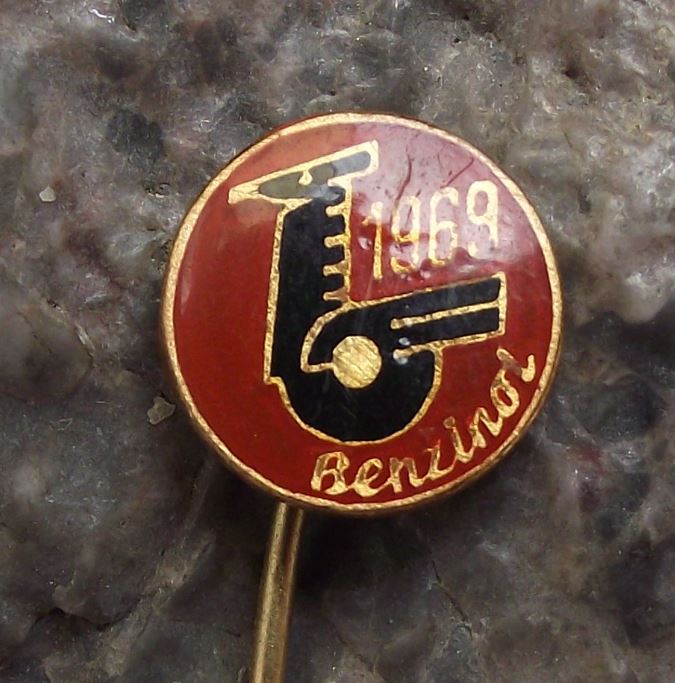 1969 Benzina Fuel Motor Oil Petrol Unipetrol Company Winged Horse Logo Pin Badge - Badgecrazy