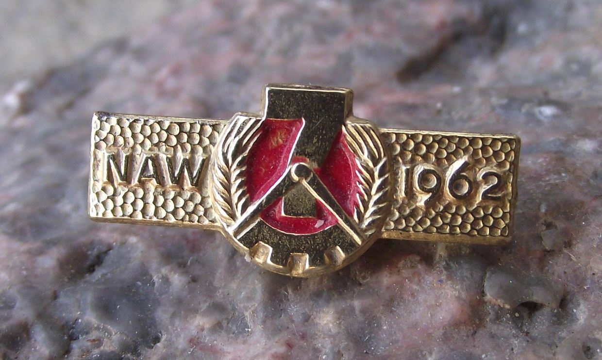 1962 NAW Nationale Aufbauwerk DDR German National Front Compass Hammer Pin Badge - Badgecrazy