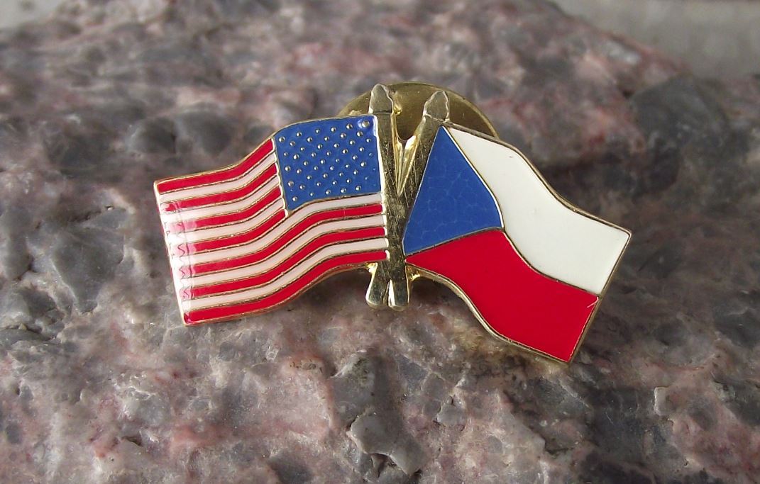Czech and USA Flags Crossed American Stars Stripes Friendship Brooch Pin Badge - Badgecrazy