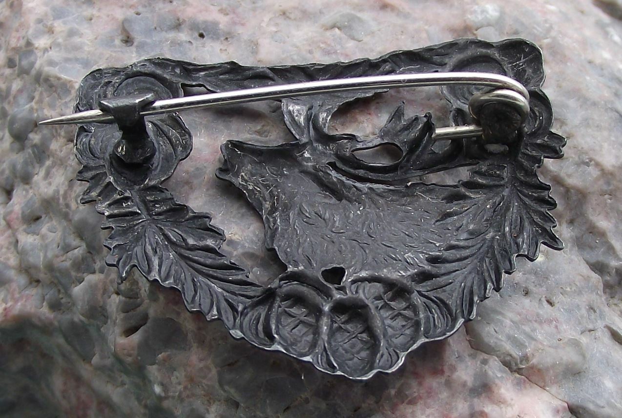 Vintage Stag Deer Hunt Hunting Hunter Emblem Pine Branch Targets Pin Badge