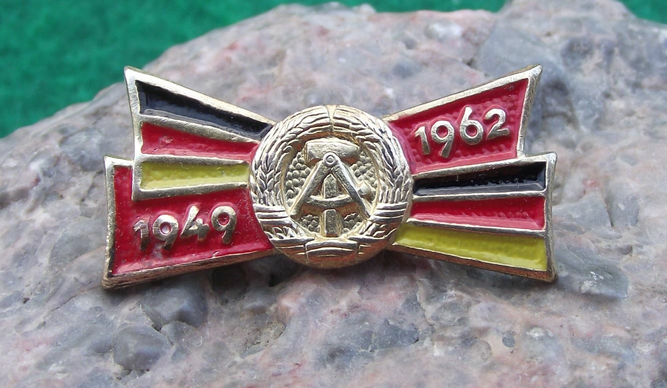 1962 East Germany DDR GDR Soviet Friendship 13th Anniversary Flags Pin Badge - Badgecrazy