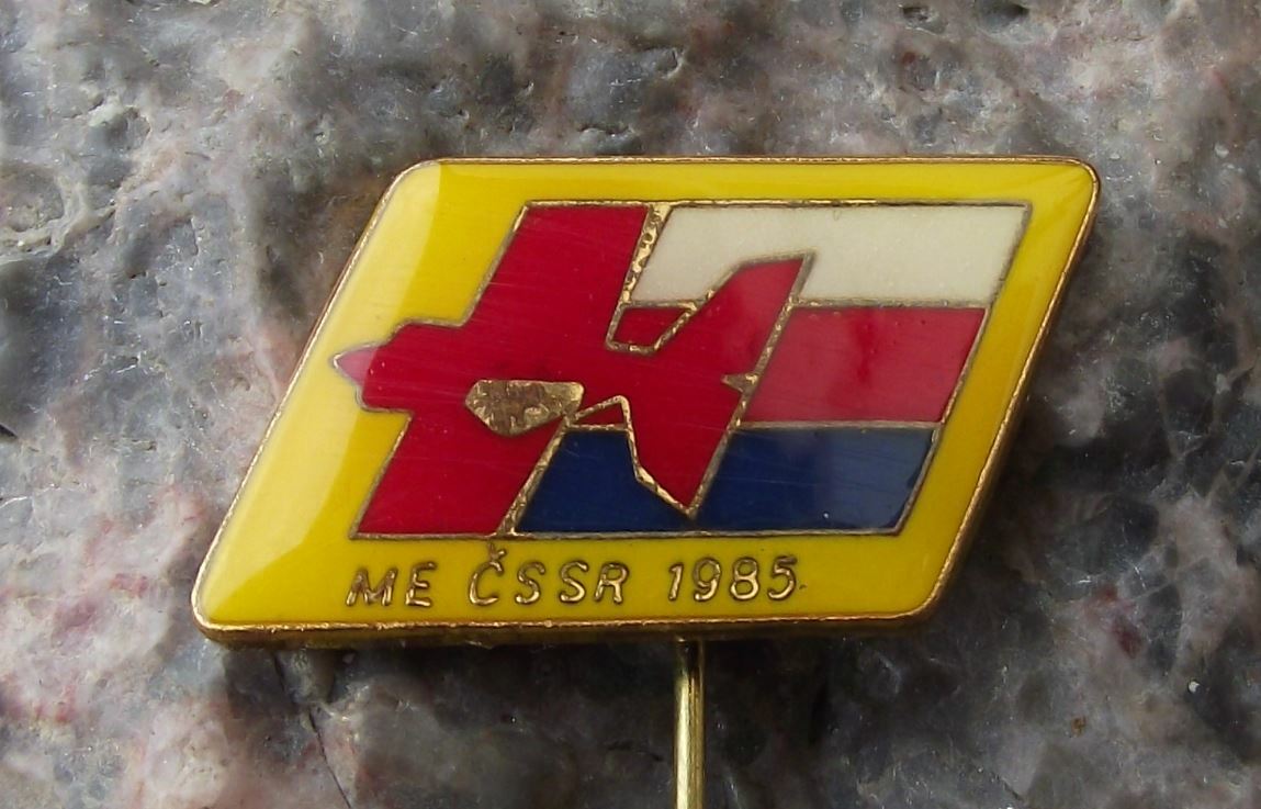 1985 FAI European Aerobatic Championships Czechoslovakia Stunt Plane Pin Badge - Badgecrazy